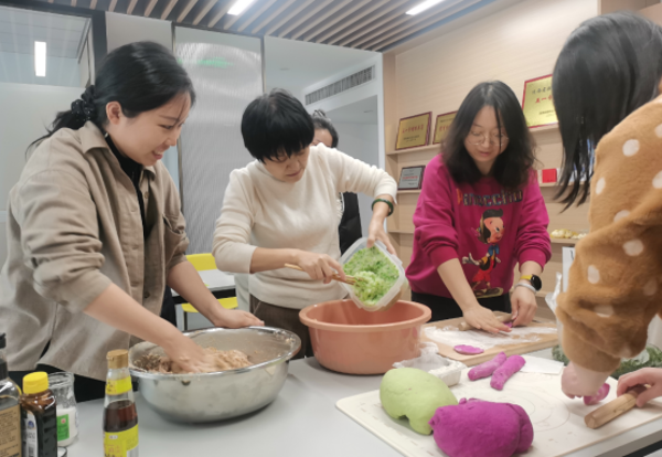 “情暖冬至，餃香四溢”——中智西安公司工會組織冬至包餃子活動97